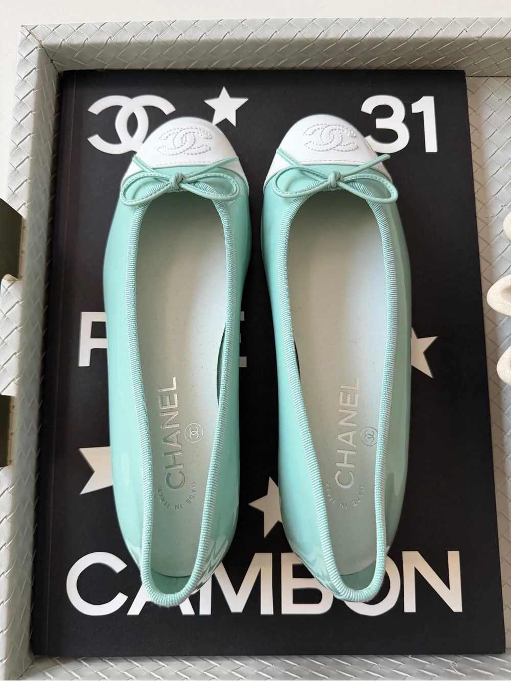 CHANEL MINTY TURQUOISE GREEN PATENT LEATHER WHITE CC CAP TOE BALLET FLATS 37 C